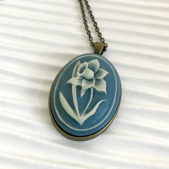 Vintage Jewelry - Vintage blue & cream flower cabochon necklace
